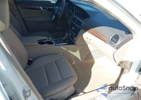 2013 Mercedes-Benz C 250 Sport z USA, uszkodzony, nr VIN WDDGF4HB3DR291756